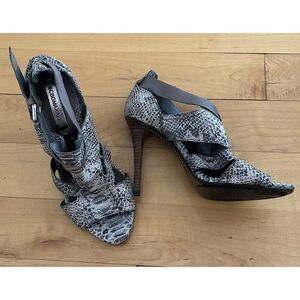 BCBG Maxazria Womens Leather Snake Print‎ Heels PeepToe Sz8 Stiletto
